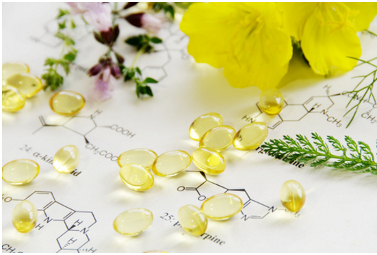 Cápsulas de aceite amarillas junto a flores y fórmulas químicas sobre fondo blanco
