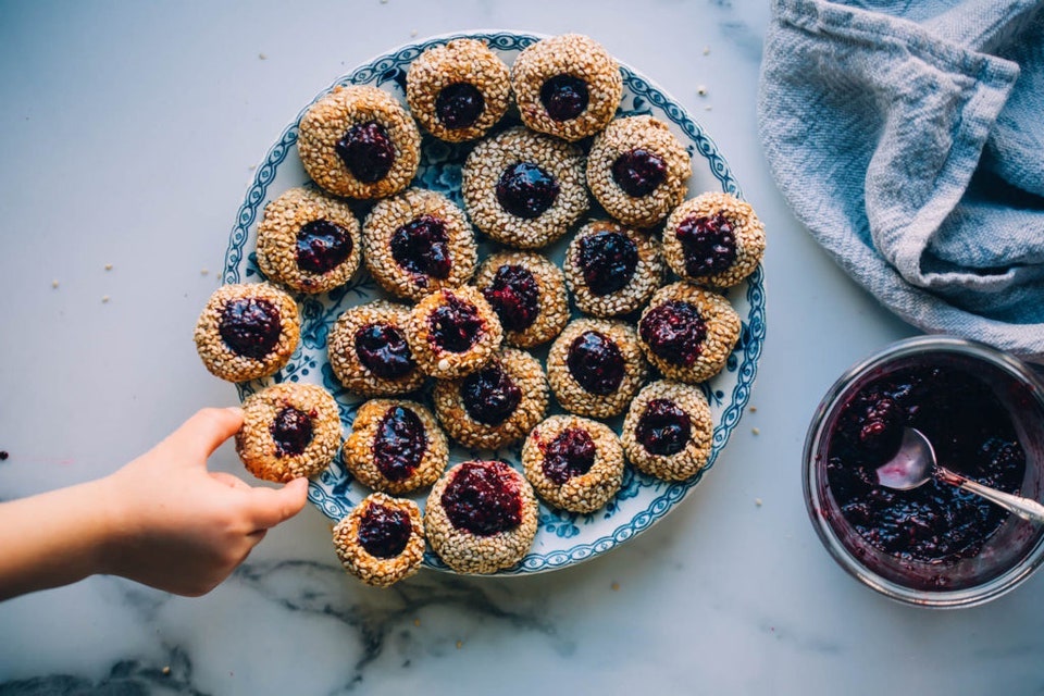 Galletas de almendra con mermelada de mora