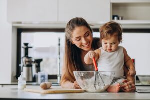 Mujer cocinando con su hija