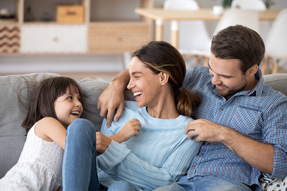 Familia riendo