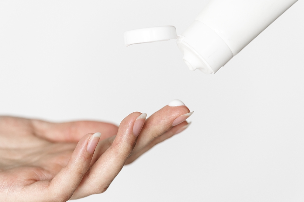 Mujer aplicando de crema