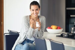 Mujer desayunando