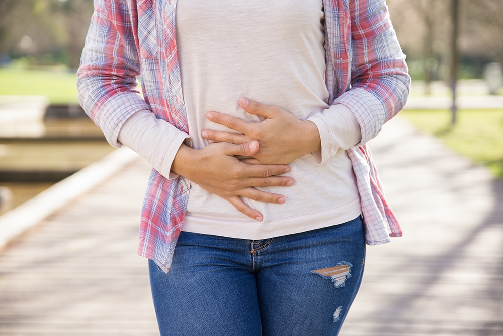 Mujer con dolor estomacal 