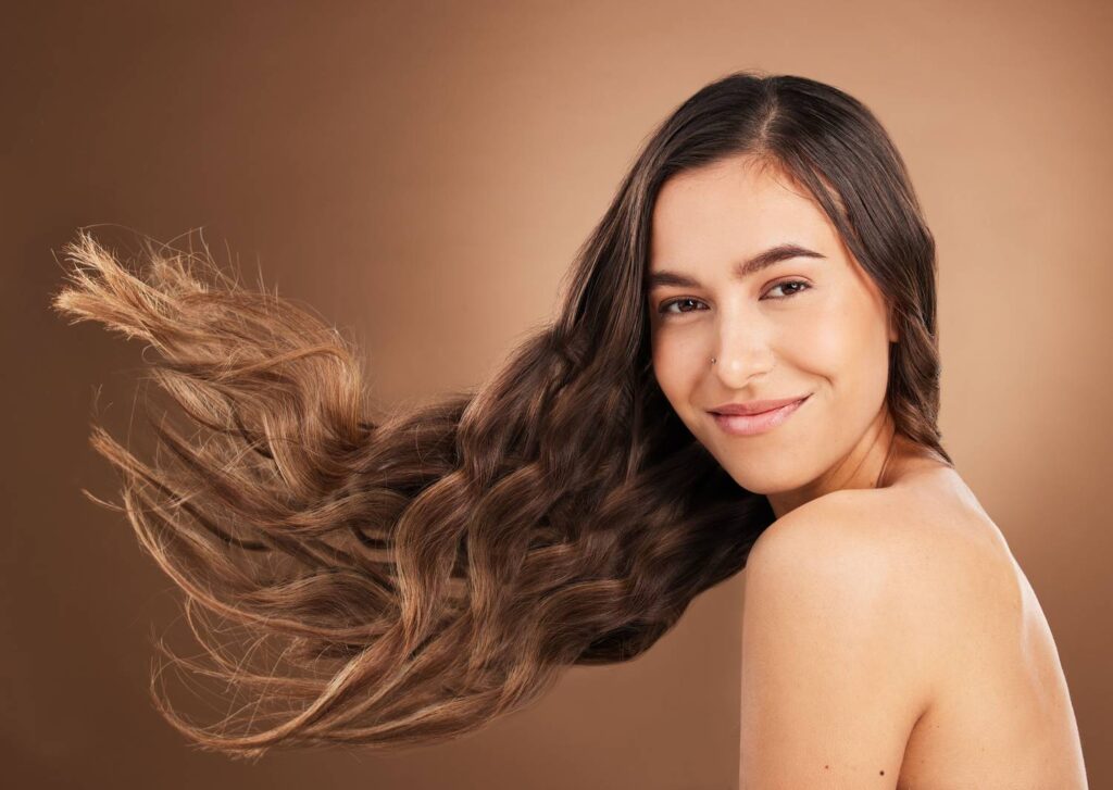 Mujer con cabello radiante
