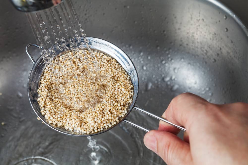 preparación de una ensalada de quinoa