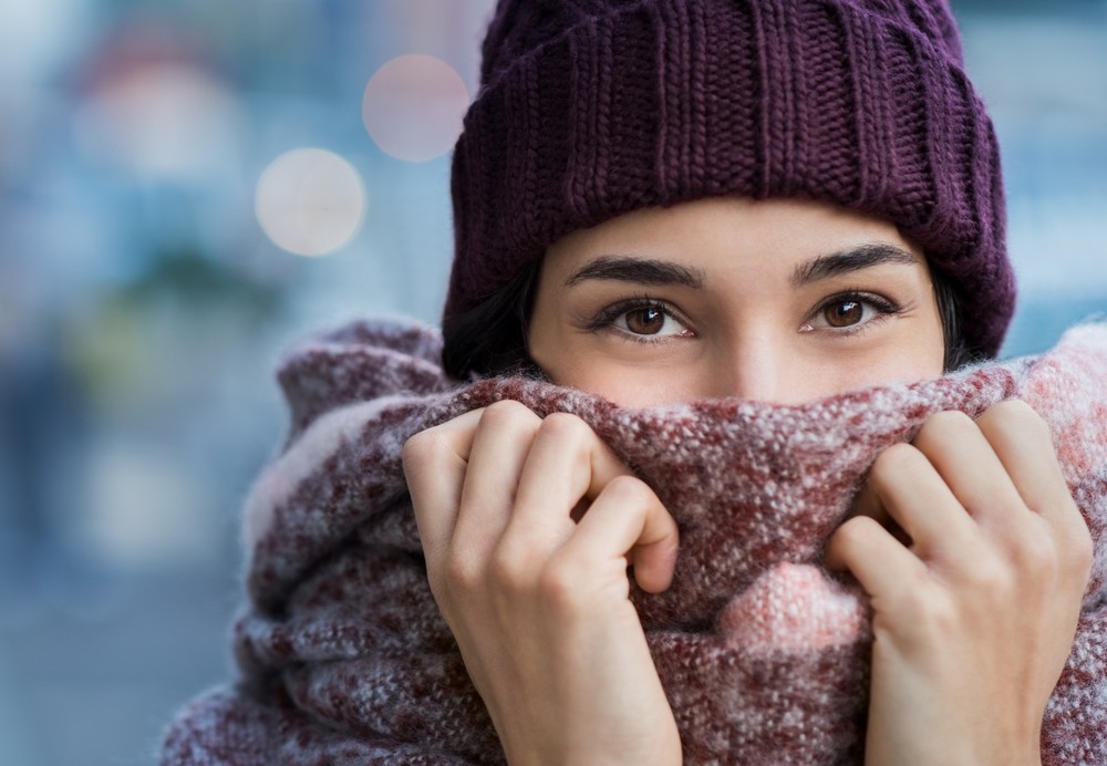 mujer abrigada en invierno