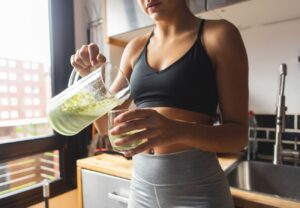 Mujer haciendo un batido