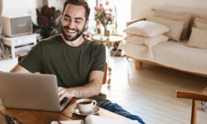 Hombre con buena salud teletrabajando