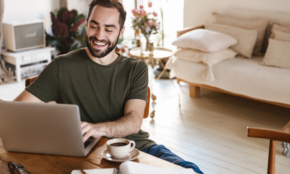 Hombre con buena salud teletrabajando