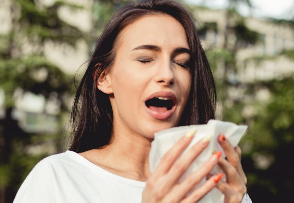 mujer con alergia