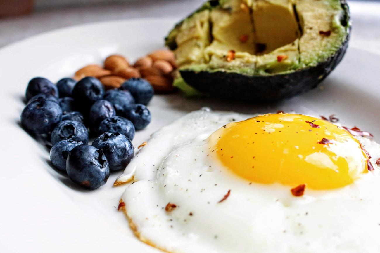 Dieta cetogénica - huevo y aguacate
