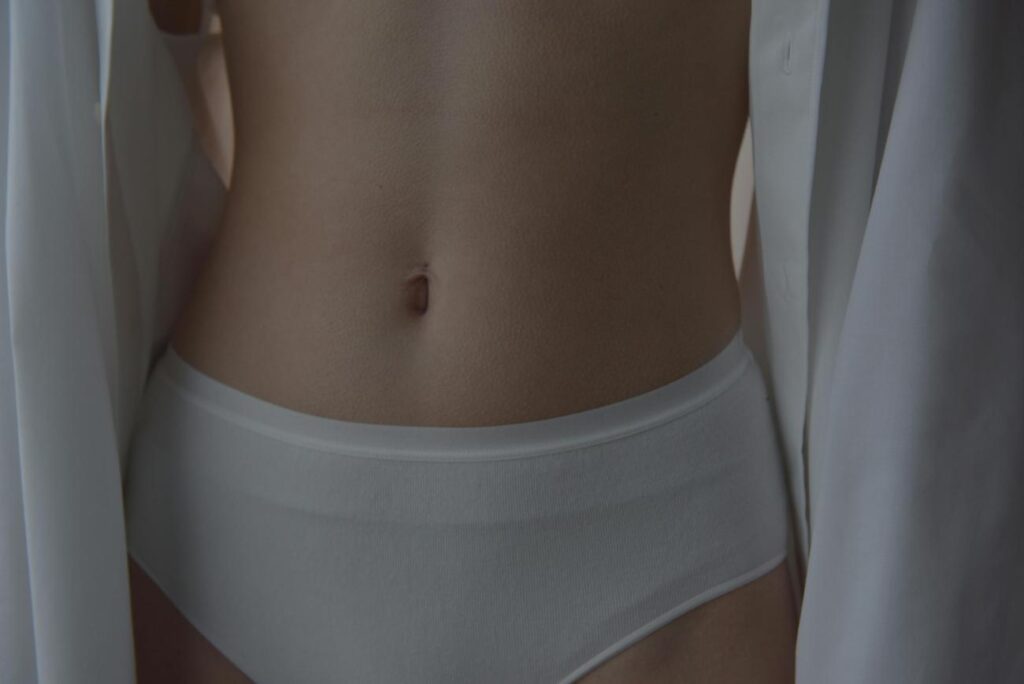 mujer en ropa interior