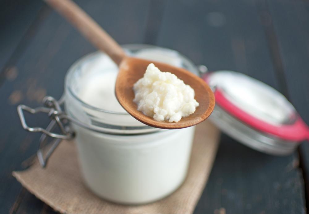 Consumir alimentos ricos en probióticos, como el yogur y el kéfir, puede ayudar a mantener el equilibrio de la flora vaginal