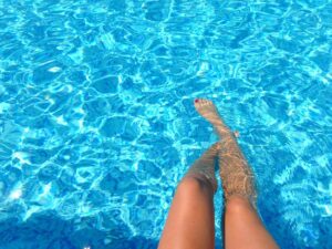 Cuidado con estar mucho tiempo al sol en una piscina