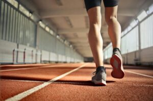 Hombre en pista de atletismo sin dolores articulares