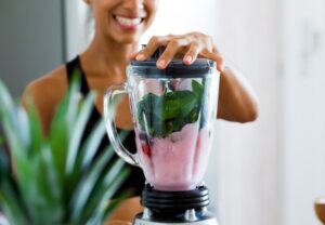 mujer preparando un batido