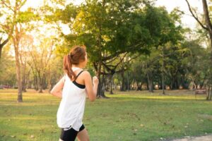 chica corriendo por el parque