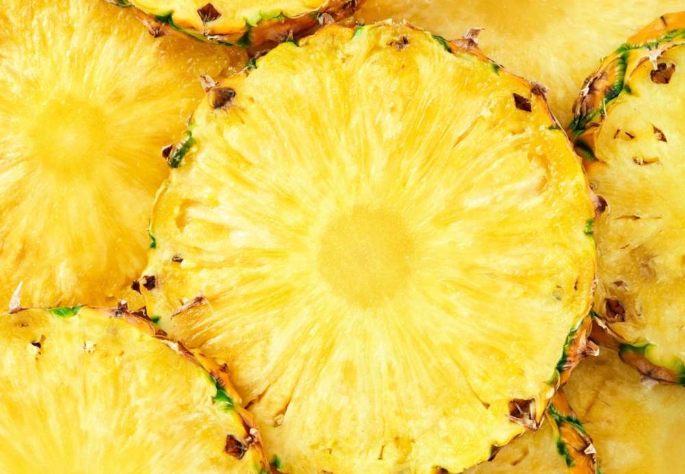 Rodajas frescas de piña, un aliado natural para mejorar la digestión.