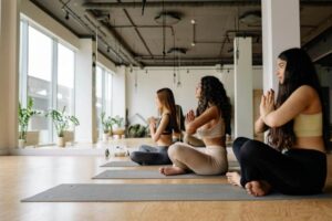 mujeres meditando