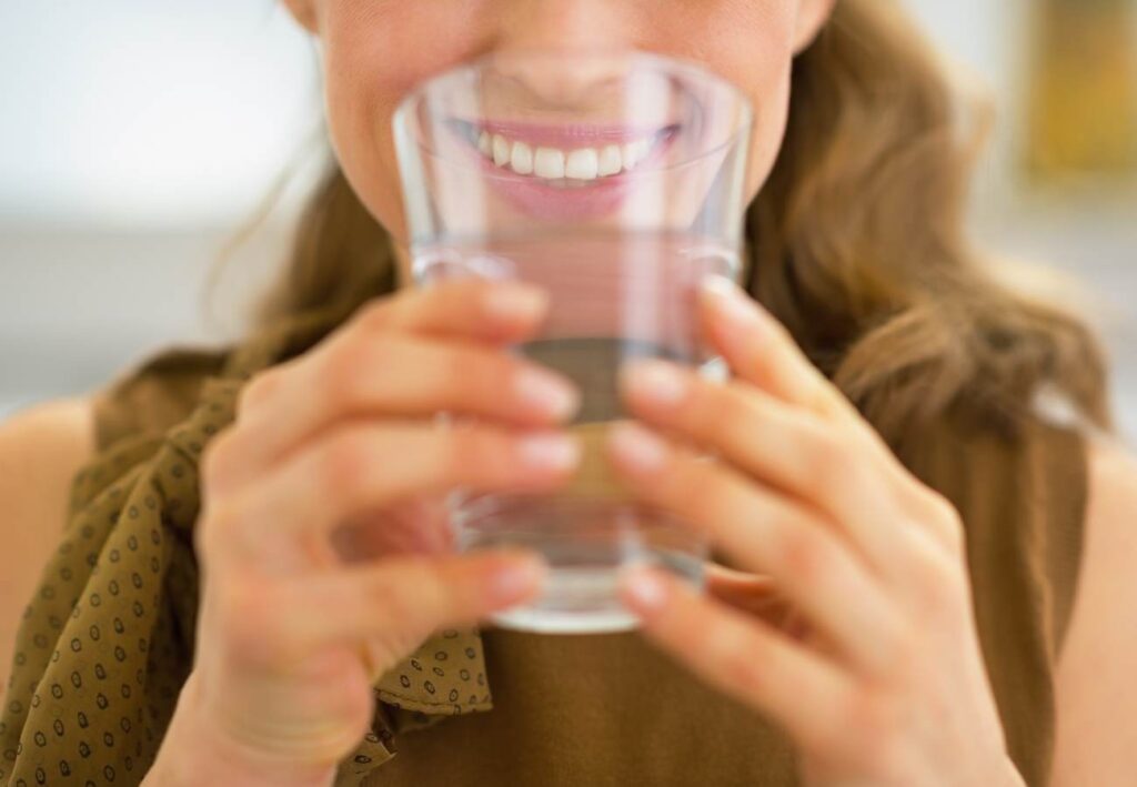 Mujer bebiendo agua