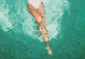 Mujer nadando en una piscina en verano