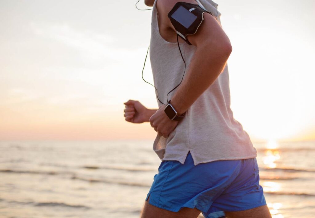 hombre haciendo running en la playa
