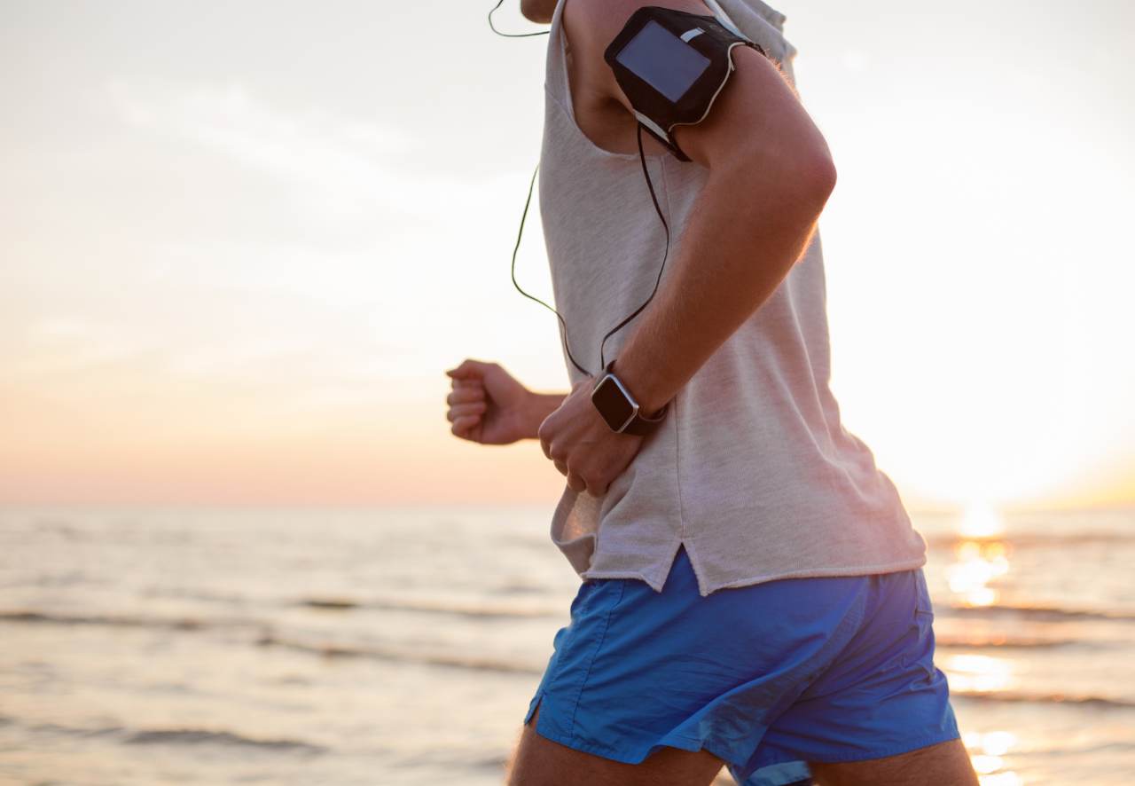hombre haciendo running en la playa