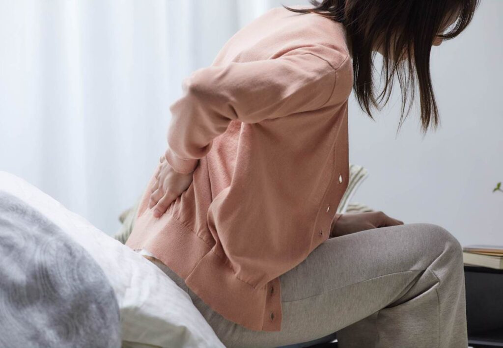 mujer con dolor de espalda