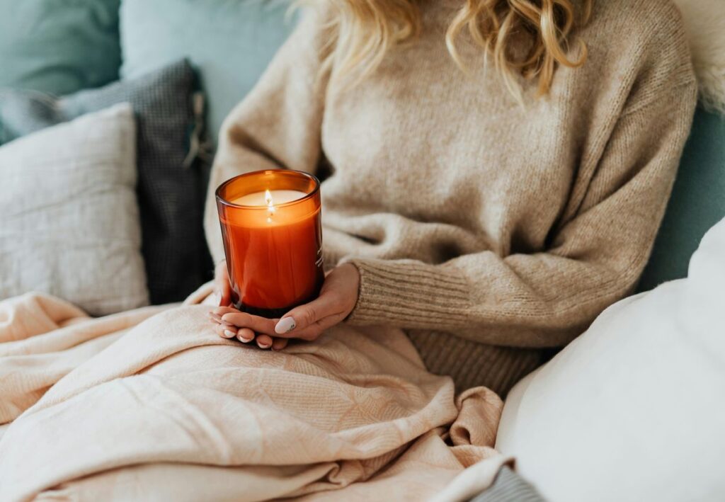 Mujer relajada en un ambiente zen