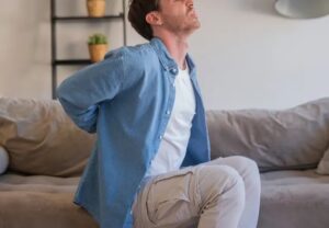 Hombre con tensión muscular y molestias de espalda por falta de magnesio
