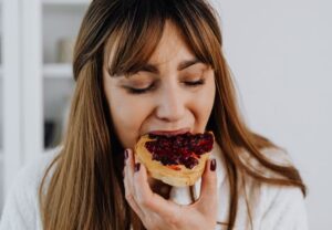 Mujer disfrutando de un desayuno como fuente de energía y vitamina B12