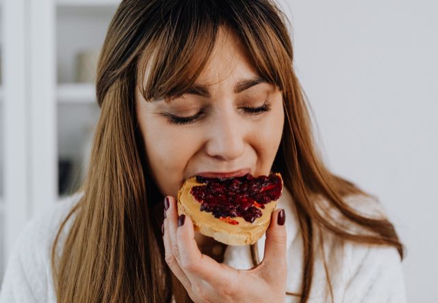 Mujer disfrutando de un desayuno como fuente de energía y vitamina B12
