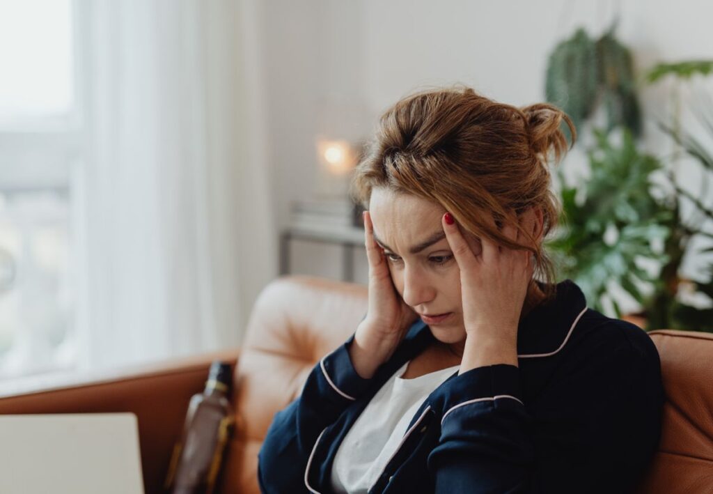Mujer cansada en el sofá con falta de energía y vitalidad
