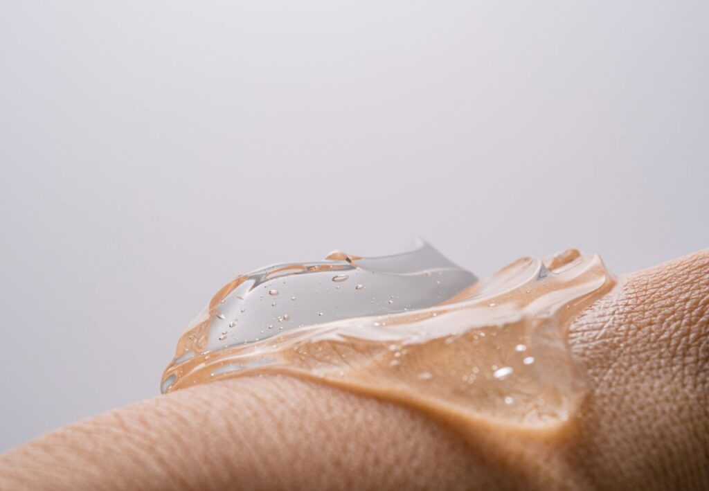 Textura de gel de Aloe Vera aplicada sobre la piel