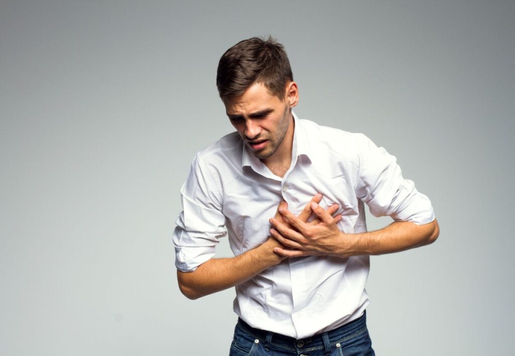 Hombre llevándose la mano al pecho que representa la importancia de cuidar la salud cardiovascular y los niveles de coenzima Q10