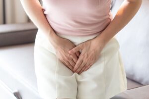 Mujer cuidando su bienestar urinario en verano