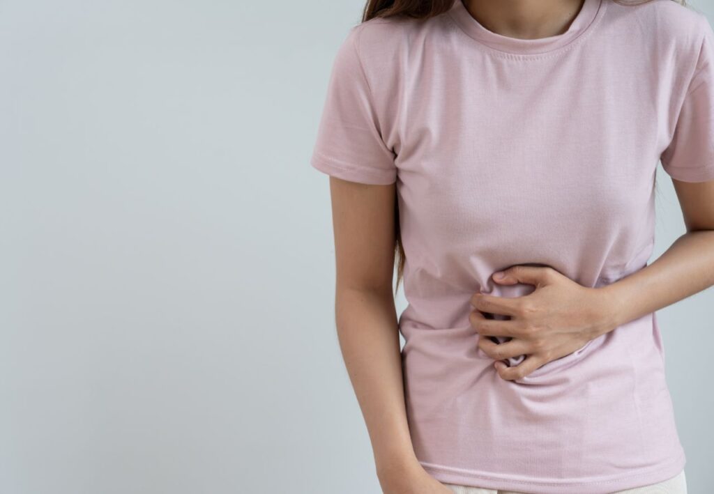 Mujer con molestias y sensación de pesadez abdominal en verano