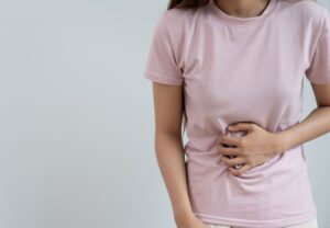 Mujer con molestias y sensación de pesadez abdominal en verano